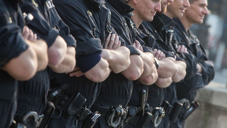 Bereitschaftspolizisten aus dem bayerischen Dachau halfen den Frankfurter Kollegen.