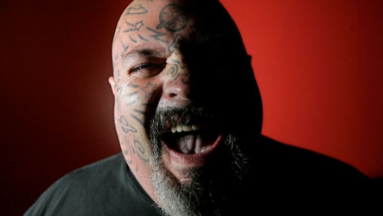Auch ein Freak: Eduardo Arrocha isst gerne Nägel. 