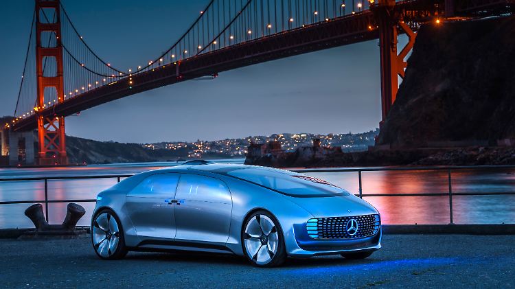 Der Mercedes F 015 soll in 15 Jahren völlig selbstständig von einem Ort zum anderen fahren.