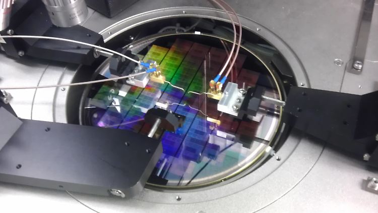 Ein Graphen-Wafer von IBM im Test.