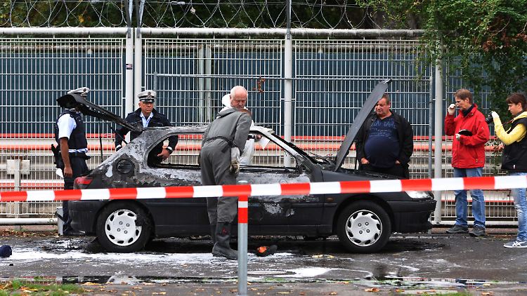 Im September 2013 wurde der ausgebrannte Wagen von Florian H. von der Polizei untersucht - offenbar nicht gründlich genug, wie neu aufgetauchte Fundstücke beweisen sollen.