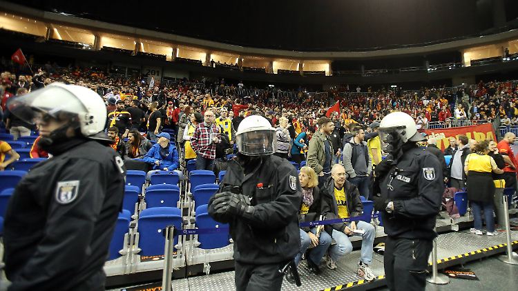 Die Polizei musste die eingreifen, um die Lage in der Halle zu beruhigen.