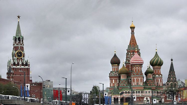 Moskau hat viele Sehenswürdigkeiten - wie hier die Basilius-Kathedrale und den Spasski-Turm.