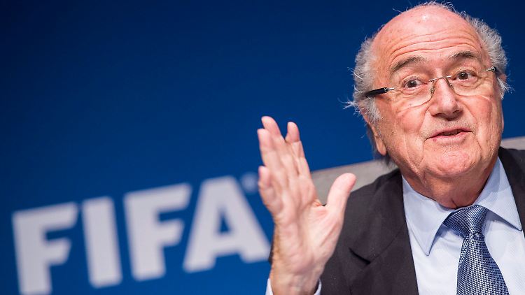 Fifa-Präsident Joseph Blatter hat lange darüber nachgedacht, wie er die Kritik an der Winter-WM in Katar abschwächen könnte. Die Lösung war ein dicker Scheck.