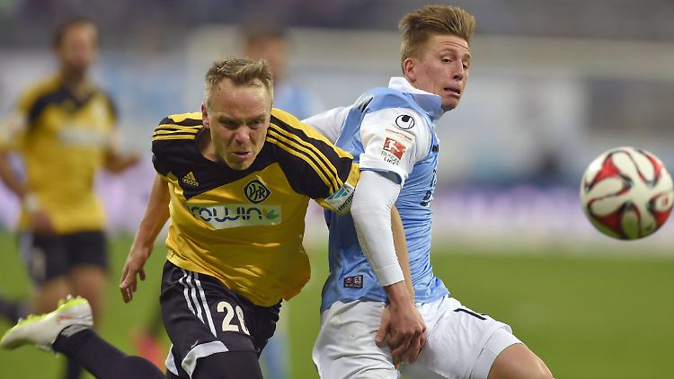 Abstiegskampf pur: Arne Feick (VfR Aalen) und Krisztian Simon (1860 München) lieferten sich packende Zweikämpfe.