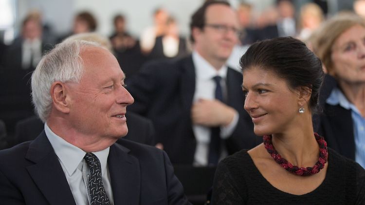 "Es besteht keine Gefahr, dass künftig eine Sahra Lafontaine oder ein Oskar Wagenknecht irgendwo auftauchen": Das frisch getraute Ehepaar hält an den gewohnten Namen fest (Archivbild).