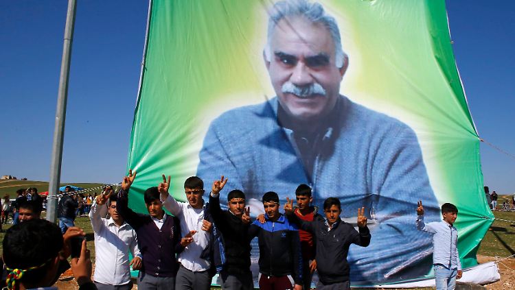 Kurdische Jugendliche posieren vor einem Öcalan-Bild