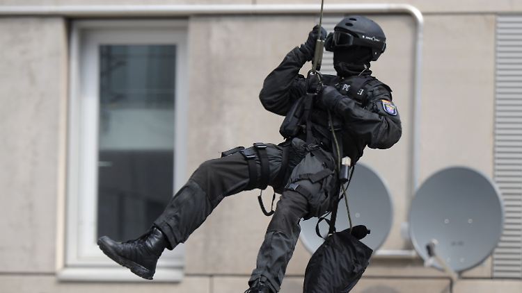 Tag der offenen Tür im Frankfurter Polizeipräsidium: Ein Mitglied des hiesigen Sondereinsatzkommandos (SEK) seilt sich vor Zuschauern ab.