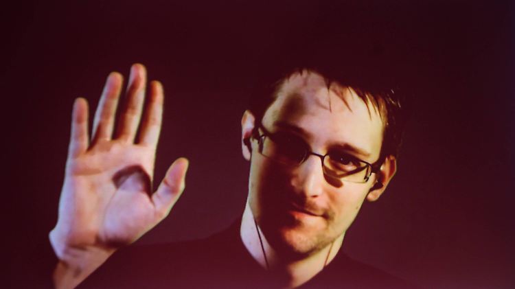Laut Bundesregierung hätte Snowden ausgeliefert werden müssen, hätte er deutschen Boden betreten. (Snowden während einer Videoübertragung auf der Cebit.)