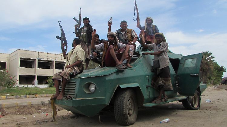 Präsidententreue Milizen in Aden machen sich bereit für die Verteidigung ihrer Stadt. Auf Seiten der Houthi-Rebellen kämpfen zum Teil auch frühere Regierungssoldaten, die dem Ex-Präsidenten treu sind.