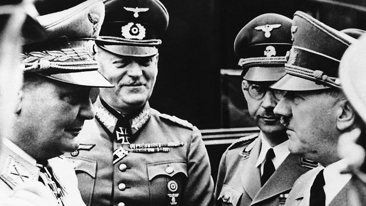 Autor Giesbert lässt seine Protagonistin unter anderem auf Hitler und Himmler (2. v. r) treffen.