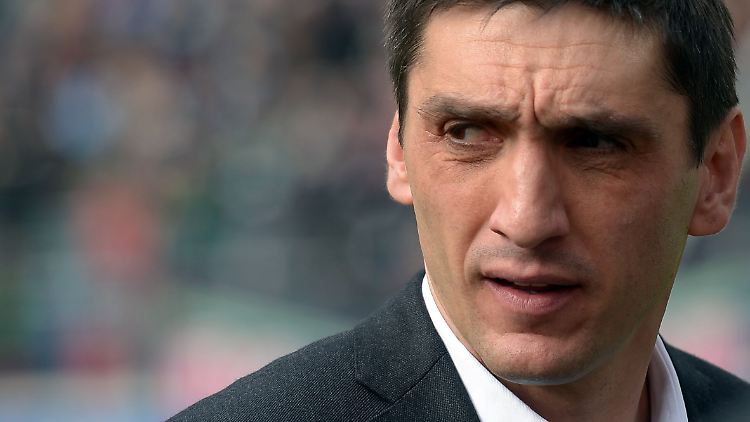 Tayfun Korkut bleibt bei Hannover trotz der anhaltenden Talfahrt weiter als Trainer am Ball.