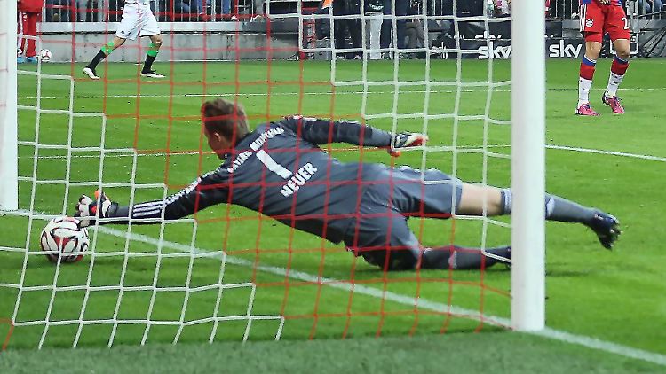 Nichts mehr zu machen: Bayern-Keeper Manuel Neuer ließ in der 30. Minute einen haltbaren Schuss von Gladbachs Raffael durch die Hände rutschen.