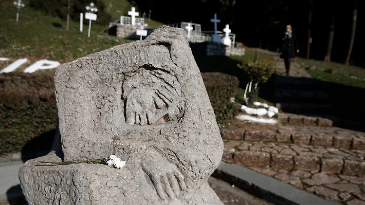 In Kalavryta erinnert eine Statue an ein von der deutschen Wehrmacht verübtes Massaker an Hunderten Griechen.