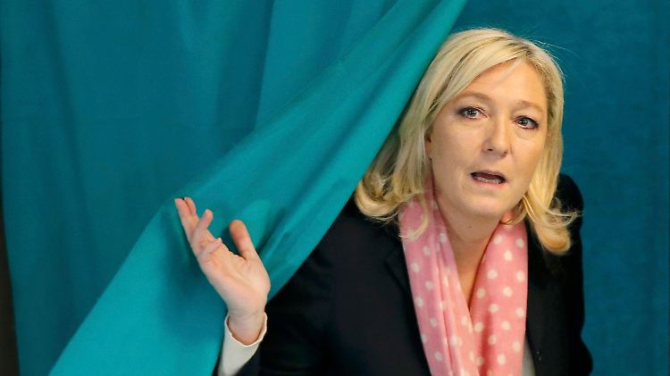 Marine Le Pen, Chefin der rechtsextremen Front National, gab ihre Stimme in Henin-Beaumont in Nordfrankreich ab.