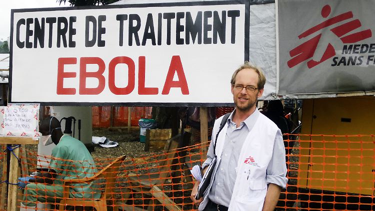 Ein Versorgungszentrum von Ärzte ohne Grenzen im westafrikanischen Guinea mit dem Internisten Maximilian Gertler von Ärzte ohne Grenzen.