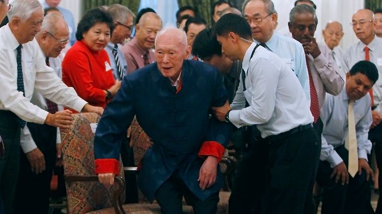 Bis zum Schluss im Zentrum: Formal führt Lees Sohn seit Jahren Singapur. Doch der Senior zog weiter die Fäden im Hintergrund.