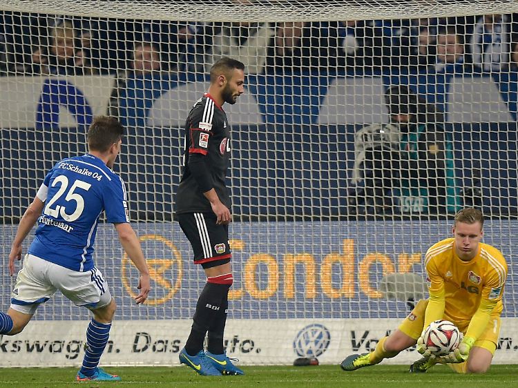 Dieses Rückspiel von Bayers Ömer Toprak auf seinen Keeper Bernd Leno erregte die Gemüter der Schalker.
