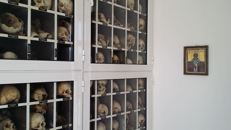 Im Mausoleum von Distomo werden Schädel und Knochen der Opfer des Massakers aufbewahrt.