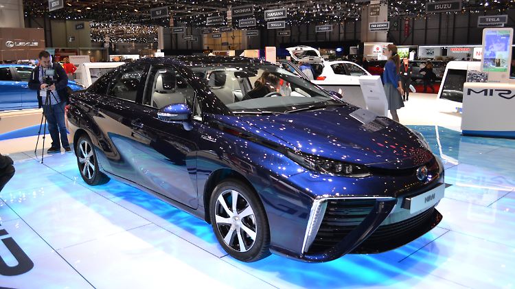 Den wasserstoffgetriebenen Mirai stellte Toyota auch auf dem Autosalon in Genf vor.