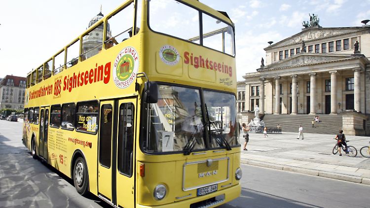Sightseeing-Bus mit Touristen in Berlin am Konzerthaus am Gendarmenmarkt: Auf Stadtrundfahrt geht es sonst normalerweise eher gemächlich ...
