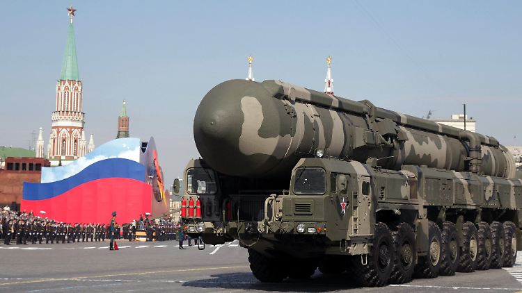 Eine Atomrakete vom Typ Topol-M bei der Militärparade zum Tag des Sieges am 9. Mai 2010 auf dem Roten Platz in Moskau