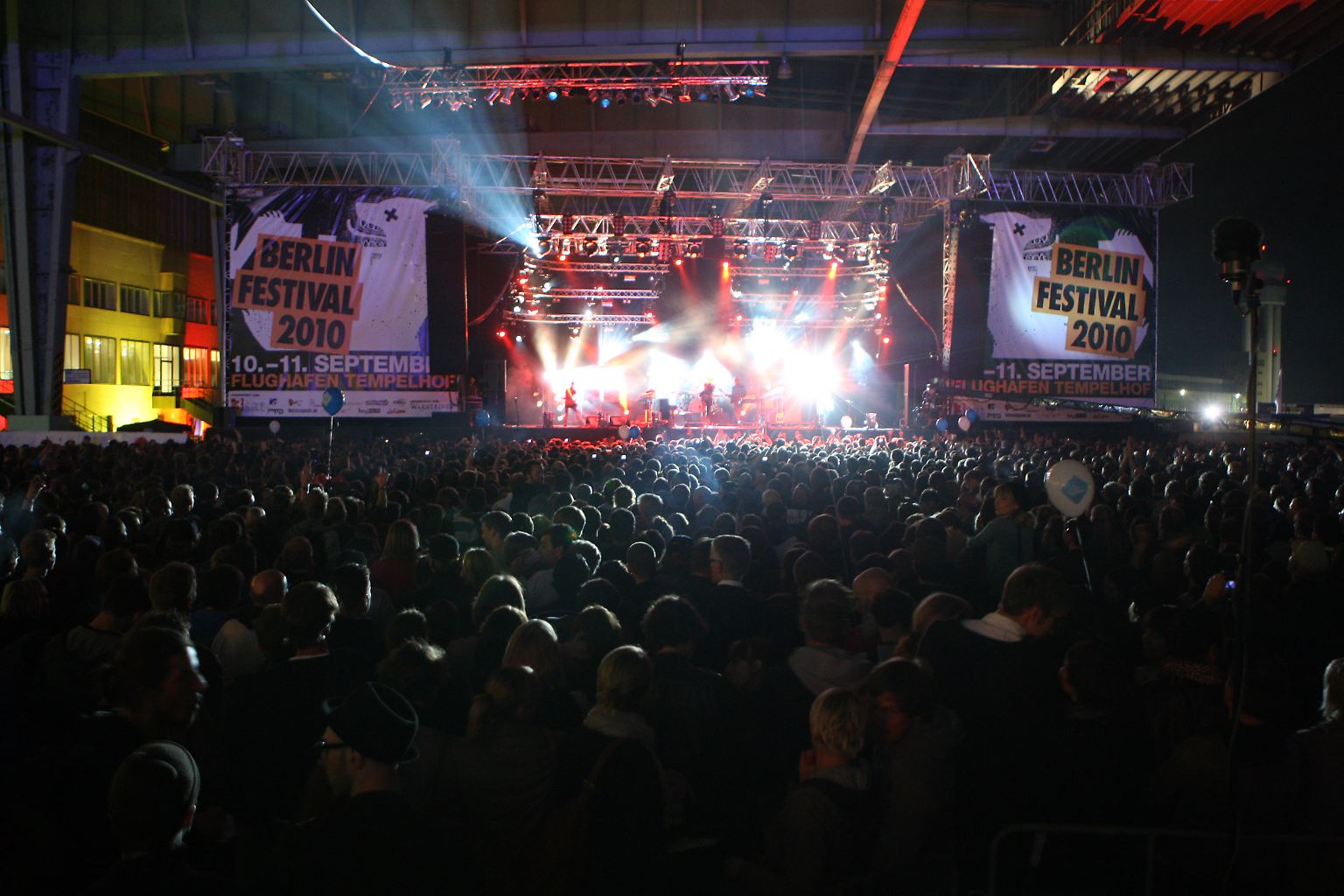 Endlich, nach jahrelangem Nomadendasein, hatte das Berlin-Festival seinen anscheinend perfekten Standort gefunden - nach den Spielorten Paaren im Glien vor den Toren der Stadt und dem Poststadion im Stadtzentrum gab es 2008 eine Pause, bevor dann ...