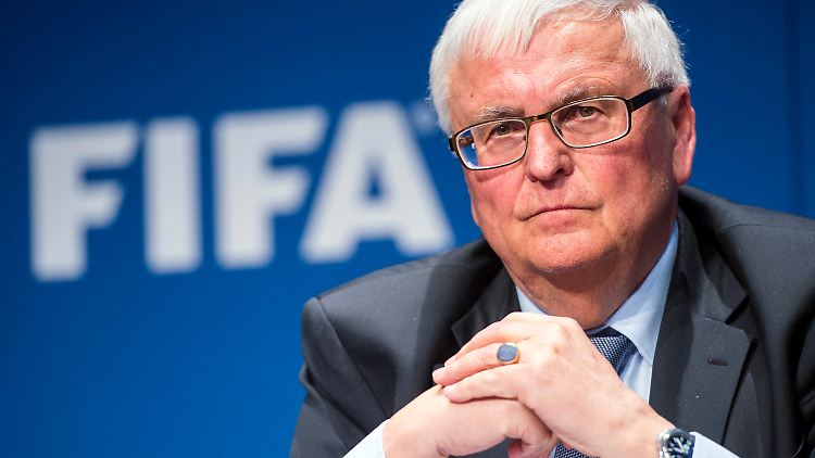 "Das ist peinlich für ihn und traurig für den Fußball", so kommentiert Uefa-Generalsekretär Gianni Infantino Theo Zwanzigers Vorgehen der vergangenen Monate.