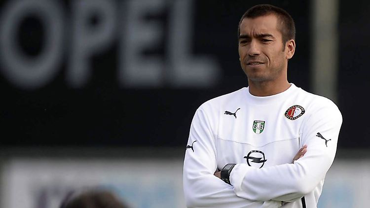 Van Bronckhorst begann und beendete bei Feyenoord seine Spielerkarriere. Mit ihm als Trainer soll der Verein wieder konkurrenzfähig werden.