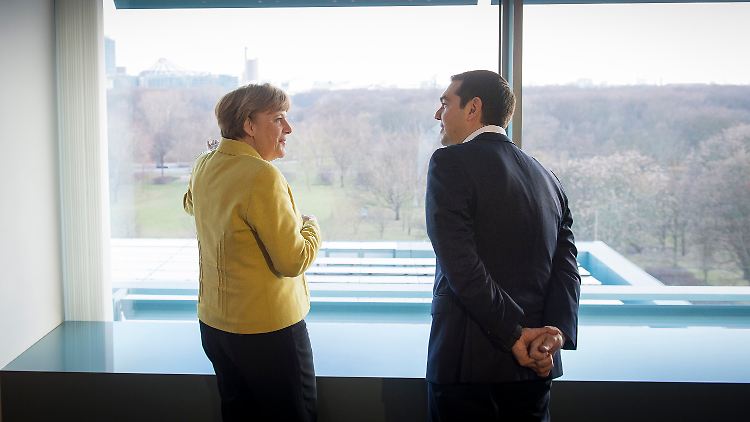 Das Bundespresseamt verbreitete dieses Bild der Harmonie: Merkel zeigt Tsipras den Blick auf Berlin.
