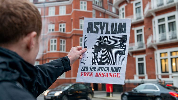 Immer wieder kommt es vor der ecuadorianischen Botschaft in London zu spontanen Protesten für Julian Assange.