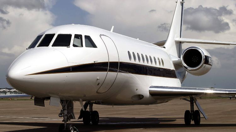 Im schicken Businessjet Falcon 2000 kostet ein Flug von Düsseldorf nach Berlin rund 8000 Euro.