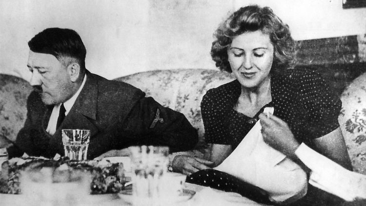 Adolf Hitler mit seiner Lebensgefährtin Eva Braun beim gemeinsamen Essen. (undatiert)