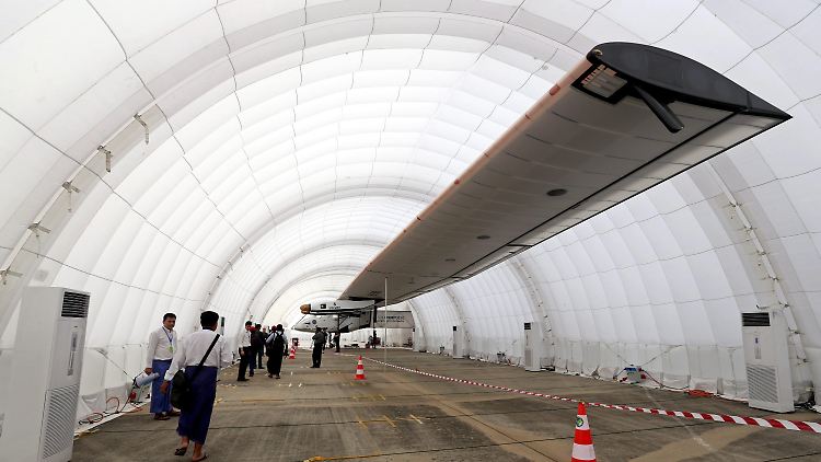 Am Flughafen in Mandalay baute das "Solar Impulse 2"-Team einen riesigen aufblasbaren Hangar für Si2 auf, dessen Flügelspannweite größer ist als die eines normalen Passagierjets. 