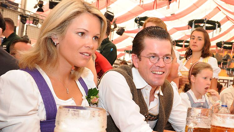 Lieber Dirndl als Latex-Korsett: Stephanie zu Guttenberg und ihr Mann.