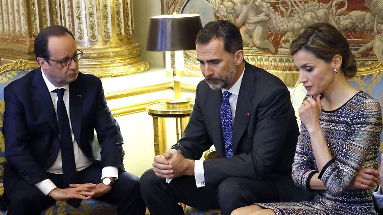 Die Nachricht vom Flugzeugabsturz erreichte König Felipe und seine Frau Letizia bei einem Staatsbesuch in Frankreich. Das Paar brach den gerade begonnen Besuch sofort ab.