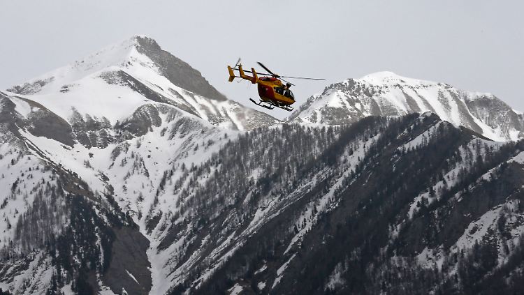 Die Absturzstelle ist schwer zu erreichen, Hubschrauber können sich als erstes einen Überblick verschaffen.
