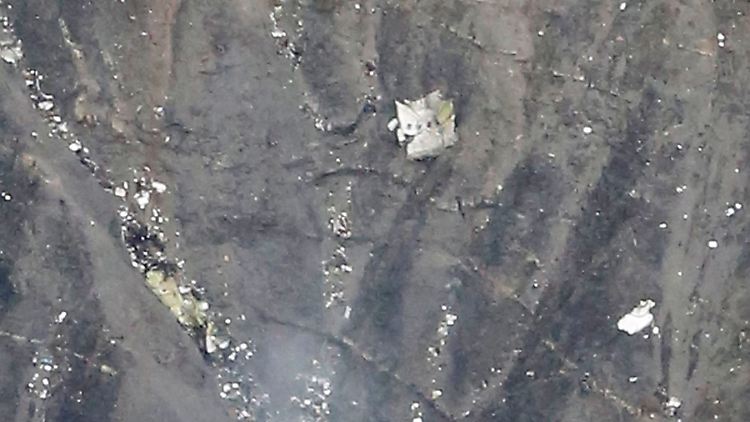 Aus der Luft wurden Wrackteile und Trümmer an einem Berghang bei Seyne in den Bergen der französischen Alpen gesichtet.