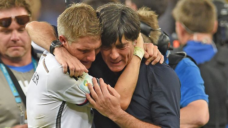 Erschöpft, aber glücklich. Bastian Schweinsteiger und Joachim Löw nach dem WM-Finale 2014. Jetzt wollen die beiden mit frischer Kraft dafür sorgen, dass das Team sich sicher und souverän für die EM 2016 qualifiziert.
