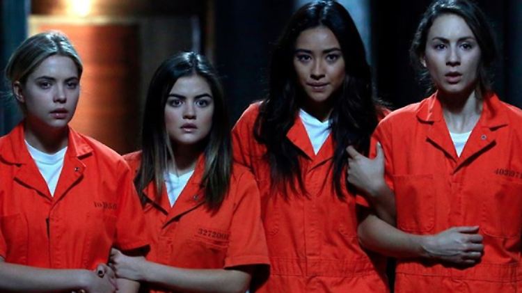 Das sind meine Freundinnen Hannah, Aria, Emily und Spencer. Es geht ihnen nicht gut. Ich fühle mit.