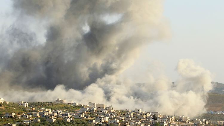 Ein Luftangriff trifft Atimah bei Idlib. Dort soll die radikal-islamistische Nusra-Front ein Lager gehabt haben.