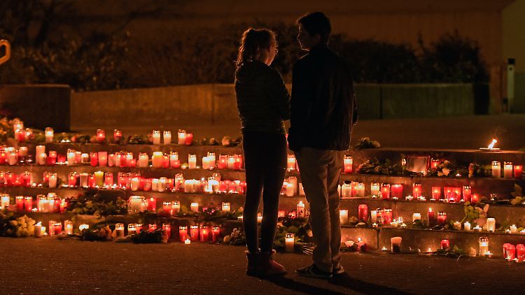 Trauerbekundungen vor dem Gymnasium in Haltern