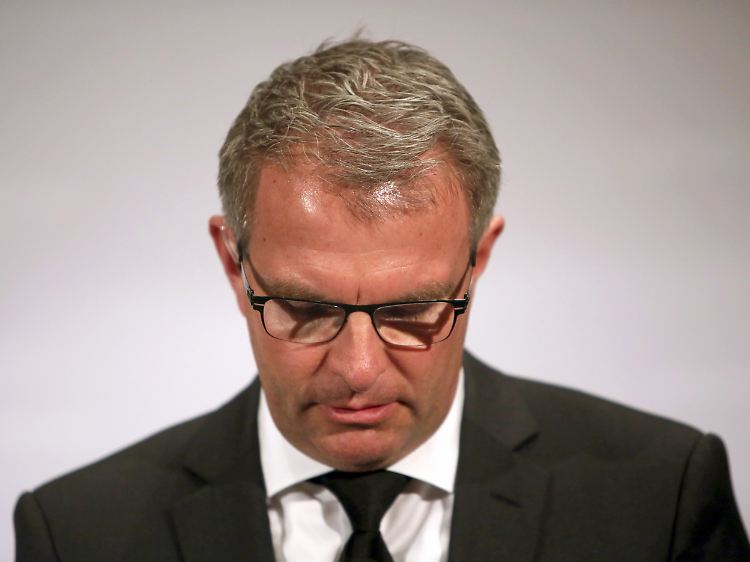 Der "schwärzeste Tag in der 60-jährigen Geschichte unseres Unternehmens": Lufthansa-Chef Carsten Spohr kurz vor seiner Stellungnahme zum Absturz.