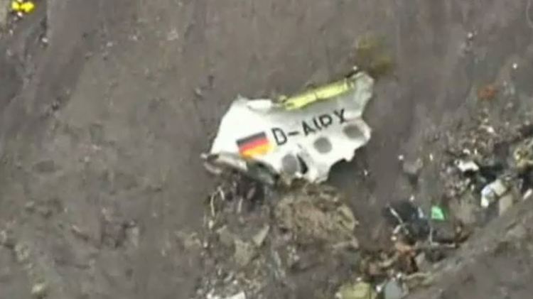 Aus der Luft sind nur wenige größere Bruchstücke des Wracks zu erkennen.
