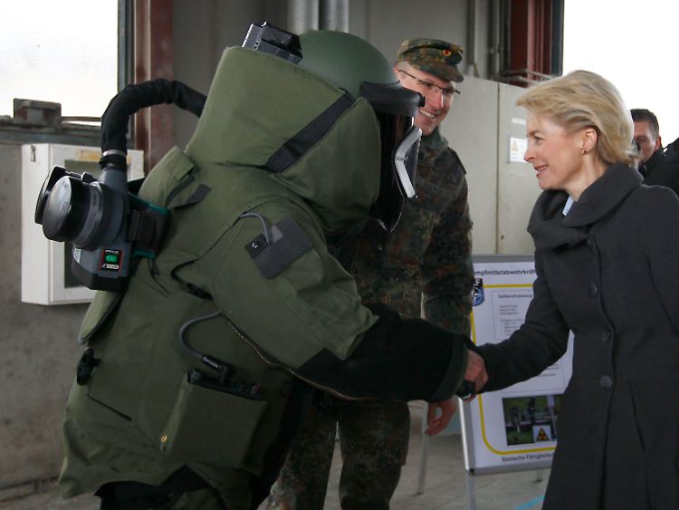 Steuergeld für Rüstungsgroßprojekte: Ursula von der Leyen (r., hier bei einem Truppenbesuch) denkt laut über Schadenersatzforderungen an KMW und Rheinmetall nach.