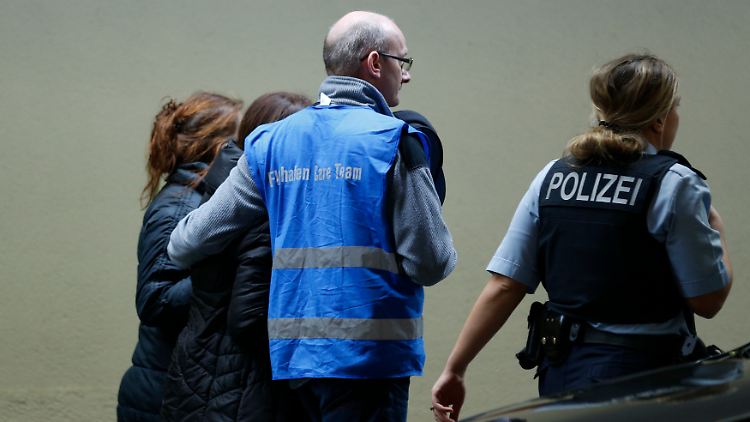 Notfallseelsorger betreuen Angehörige der Opfer am Flughafen Düsseldorf.