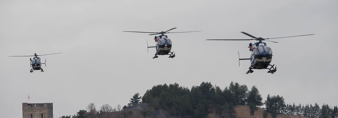 Hubschrauber auf dem Weg zur Absturzstelle.