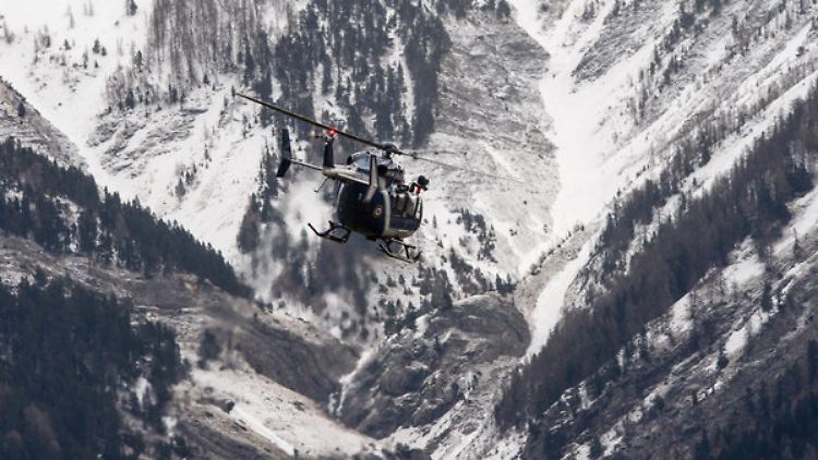 Einsatzkräfte kommen in dem unwegsamen Gelände in den Alpen kaum voran.