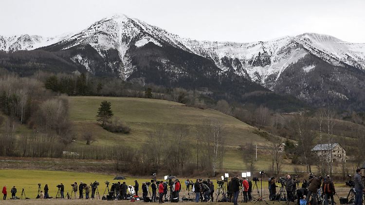 In Seyne-les-Alpes postieren sich Medienteams aus aller Welt. Auch die Angehörigen kommen in den Ort, um Abschied zu nehmen.