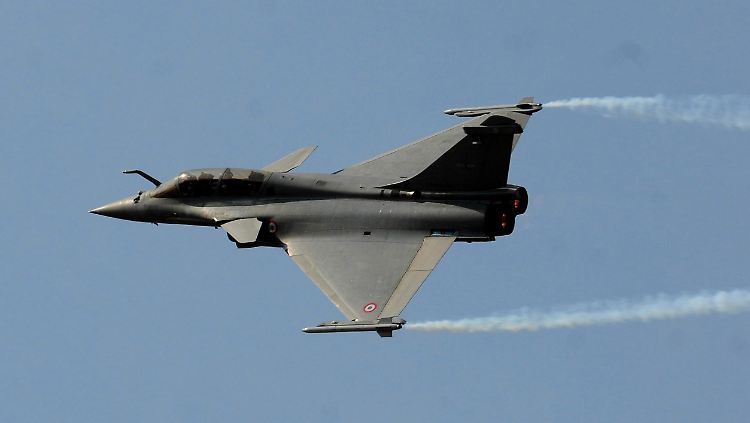 Ein Dassault-Jet des Typs "Rafale" während der "Aero India-2015" in Bangalore.